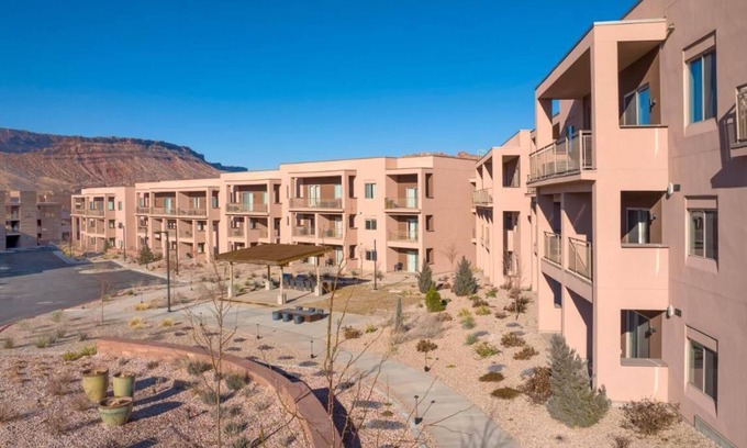 Moab Condo | Spacious 2-bedroom condo with AC, fitness room and pool in pleasant Moab