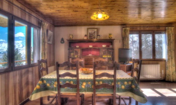 La Toussuire Apartment | Spacious 2-bedroom apartment, ski-in/ski-out, parking, WIFI – La Toussuire