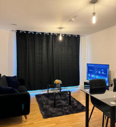 Stratford and New Town Apartment | Spacious 2 Bedrooms Apartment In Stratford
