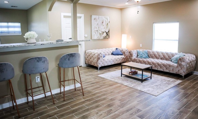 Houston House | Spacious 2 bedrooms with queen beds ,minutes from downtown