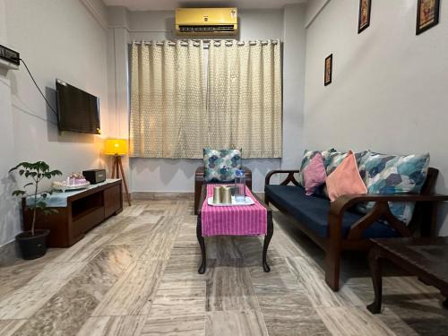 Pali Hill Apartment | Spacious 2 BHK apartment with Balcony In Bandra