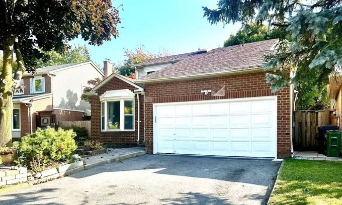 Milliken Villa | Spacious (238 sq meters)5-bedroom villa in fabulous Toronto with free parking
