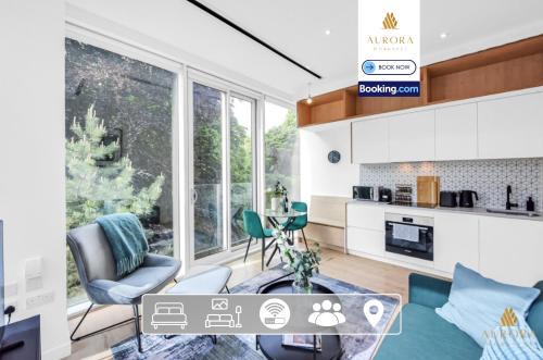 London Borough of Hounslow Apartment | Spacious 2BDR Apartment By Aurora WorkNest Short Lets & Serviced Accommodation London With Wi-Fi, Fitness Centre & City View