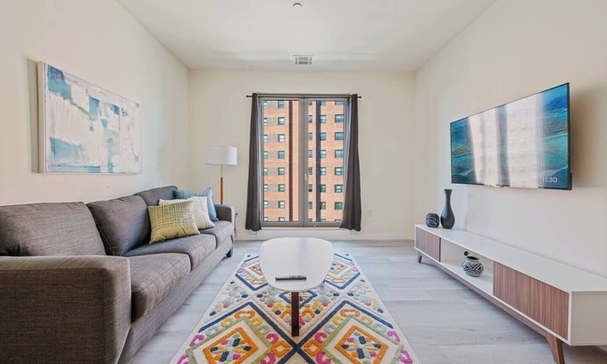 Newark Hotel | Spacious 2BR ! Free Parking ! 30 Min to NYC