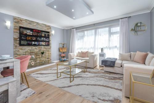 Wallington Apartment | Spacious 2BR home in Croydon with parking