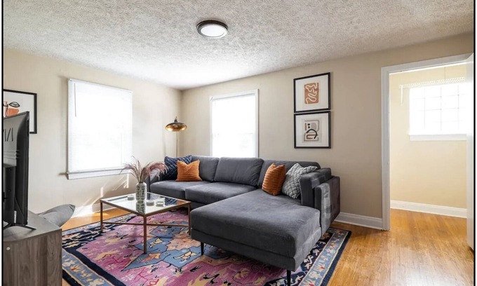 Louisville House | Spacious 2BR Home! Min to Fairgrounds and UofL!