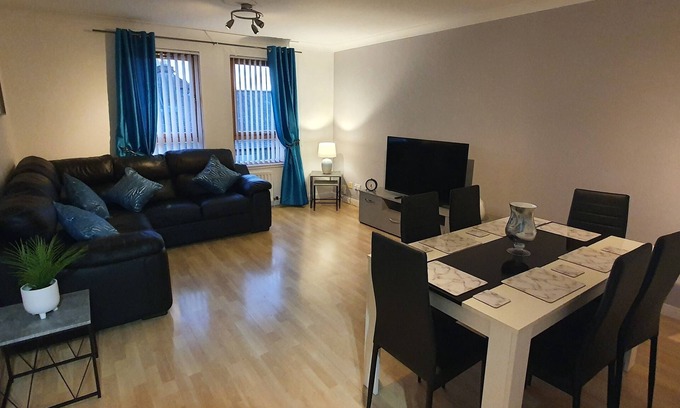 Broughty Ferry Apartment | Spacious 3 bed apartment with parking, right in centre of Broughty Ferry!