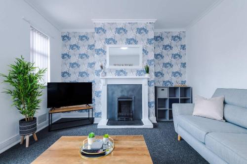 Crewe House | Spacious 3 Bed House by 53 Degrees Property - Close to Crewe Station