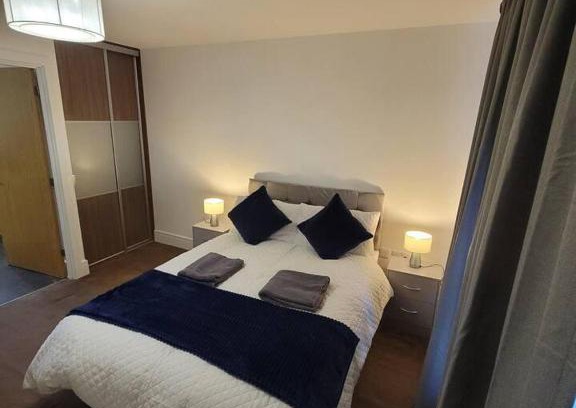 Fenny Stratford House | Spacious 3 bed Sleeps 5 and free parking