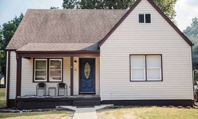 New Madrid House | Spacious 3-bedroom 2 story house in New Madrid near boat ramp with a toy room!