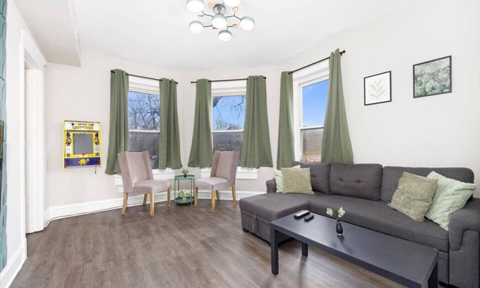 Brighton Park Apartment | Spacious 3 Bedroom Apartment - 10 Minutes to Downtown - Sleeps up to 10