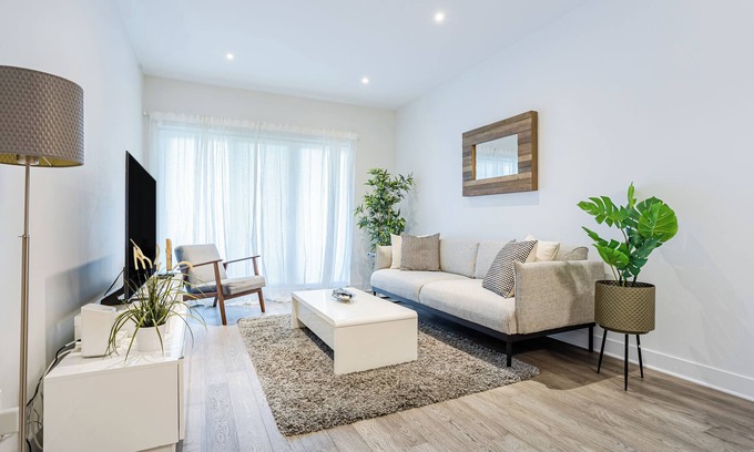 Pointe-Saint-Charles Apartment | Spacious 3-bedroom duplex just steps from Griffintown.