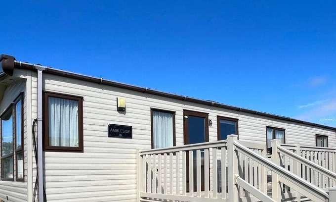 Selsey House | Spacious 3 bedroom caravan close to embassy (entertainment hub), beach and play areas.