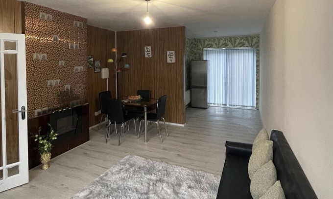 Wolverhampton Other | Spacious 3-Bedroom House perfect for Weekend Getaway