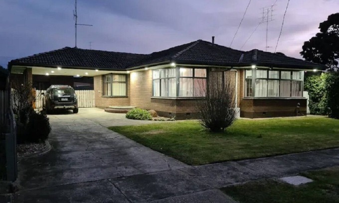 Wendouree House | Spacious 3 Bedroom home near Sporting Facilities, Lake, Shops & Grammar