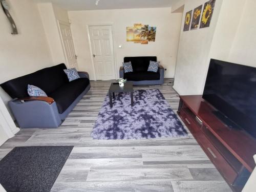 Birmingham Apartment | Spacious 3-bedroom home in Birmingham with driveway parking