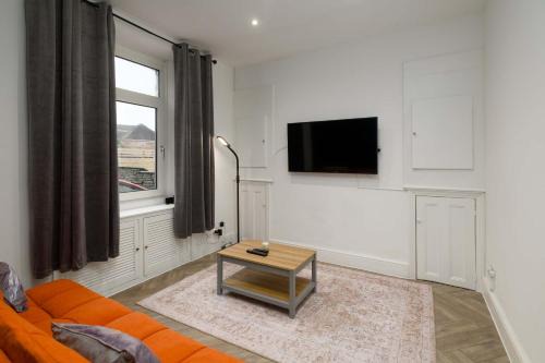 Skewen House | Spacious 3 Bedroom Home in Central Skewen