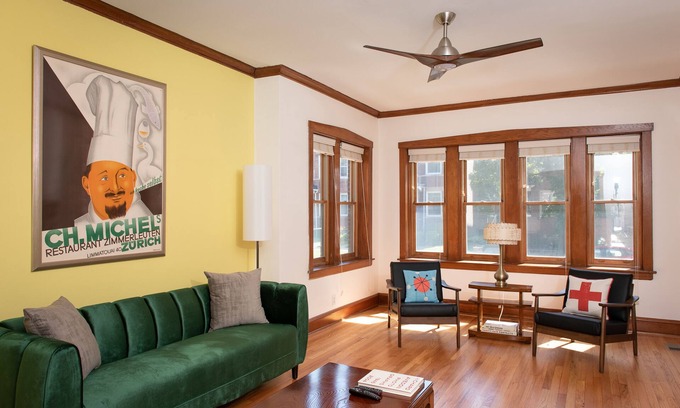 North Center Apartment | Spacious 3 bedroom in ideal Roscoe village location