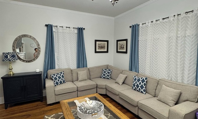 Newell House | Spacious 3-BR Bungalow with Full Amenities Near University Area