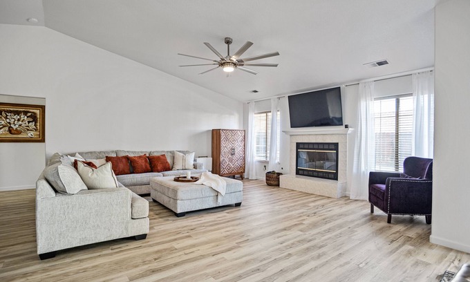 Merced House | Spacious 3 BR Casa near UC Merced with Pool