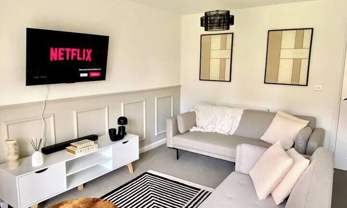 Newcastle-upon-Tyne House | Spacious 3-br House with Parking