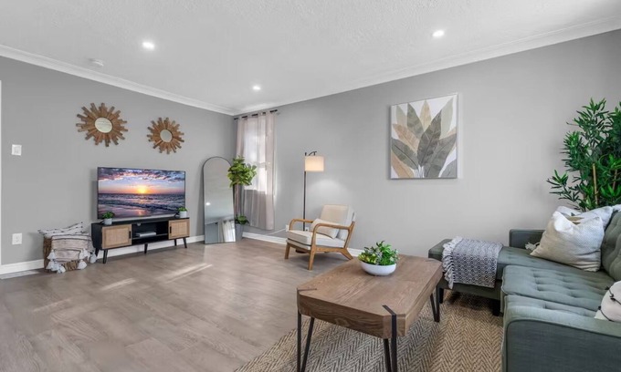 Thorold House | Spacious 3BDs - Close to Wineries, Brock & Falls!