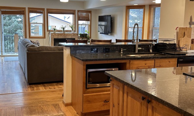 Edwards House | Spacious 3Bed 2.5Bath and within 15min to world class skiing.
