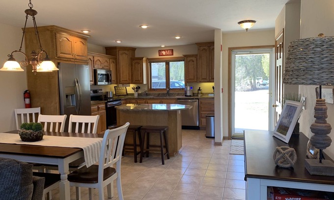 Fish Creek Condo | *SPACIOUS! 3BR, 3 bath, 2 balconies on Main St! Walk to everything!