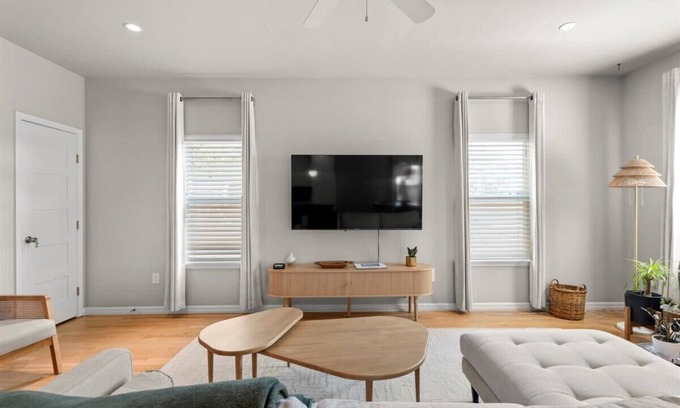 East MLK House | Spacious 3BR Getaway w Free Parking Pet Friendly!