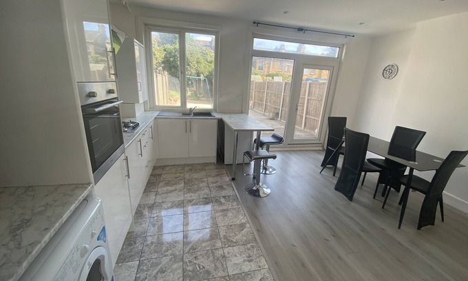 Bensham Manor House | Spacious 3BR Home – Family & Contractor Friendly