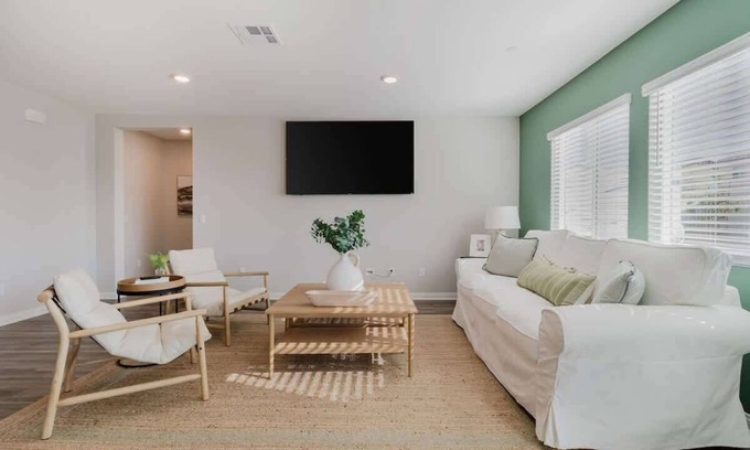 San Jacinto House | Spacious 3BR Home w/Lake Access & Mountain Views