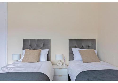 Turkey Street Apartment | Spacious 3BR House in Enfield North London with Garden, Perfect for Contractors and Relocators