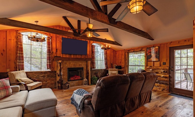 Higden Cottage | Spacious 3BR Lakehouse – Hot Tub, Firepit, Views