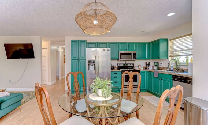 Trailer Estates Apartment | Spacious 3BR Near IMG – Great for Teams & Families