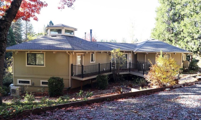 Apple Hill House | Spacious 3BR Retreat | Sleeps 10 | Free Parking