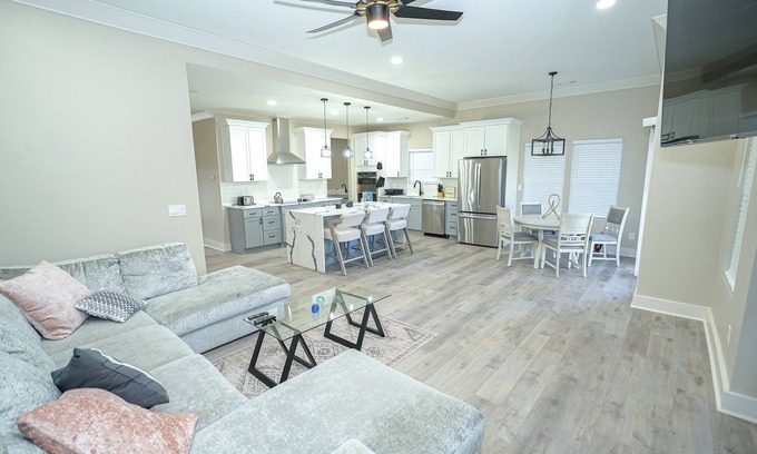 Atlanta House | Spacious 4-bdrm house/12 guests - 10 mins from Downtown Atlanta and the Airport