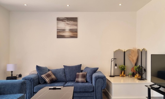Trafford House | Spacious 4-Bed Home with Parking