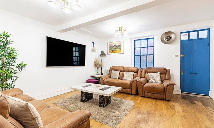 Aldgate House | Spacious 4-Bed House near Liverpool St