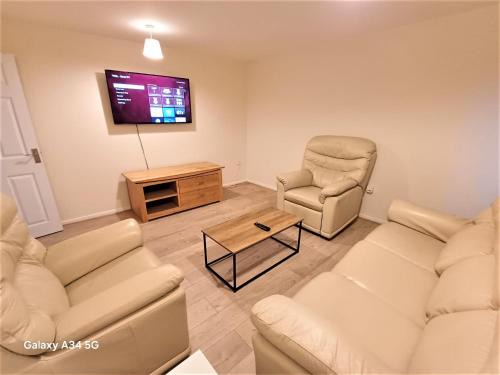 Stevenage Apartment | Spacious 4 bed House - Stevenage