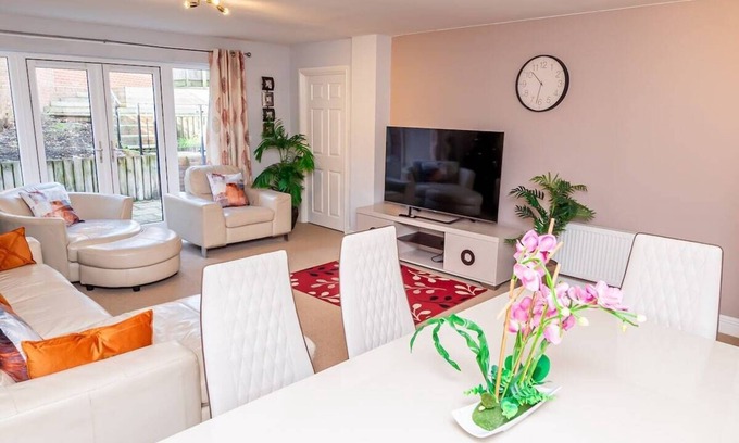 Tilehurst Apartment | Spacious 4 Bed house with parking and garden