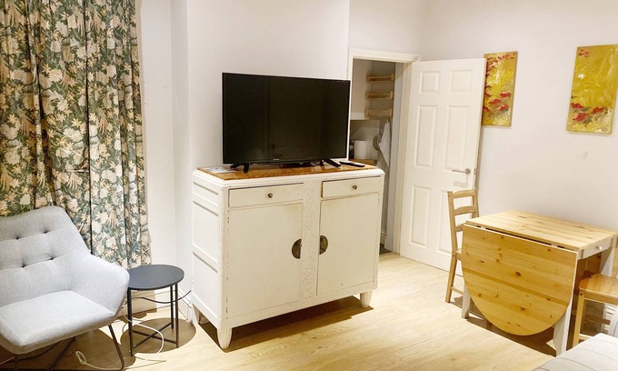 Reading House | Spacious 4 bed terraced house walking distance to town centre
