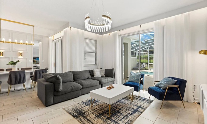 Four Corners House | Spacious 4 Bed Town Home with Splash Pool-960LS