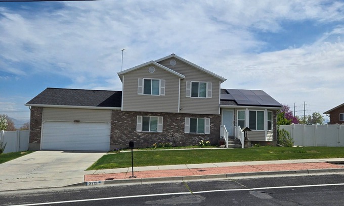 West Valley City House | Spacious 4-bedroom house with AC, WiFi in terrific West Valley City