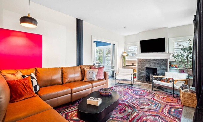 Cuyahoga Falls Apartment | Spacious 4 Bedroom Sleeps 10 W/Sauna and Hot Tub