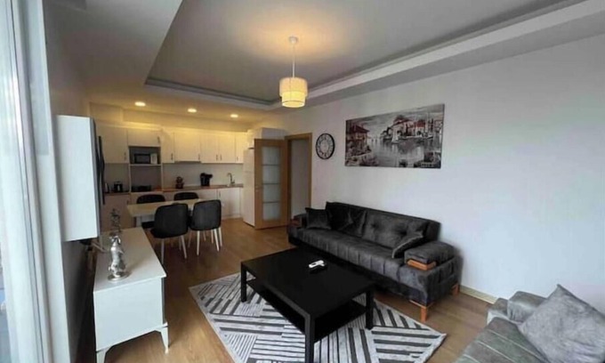Esenyurt Apartment | Spacious 4-bedroom apartment in charming Istanbul with AC