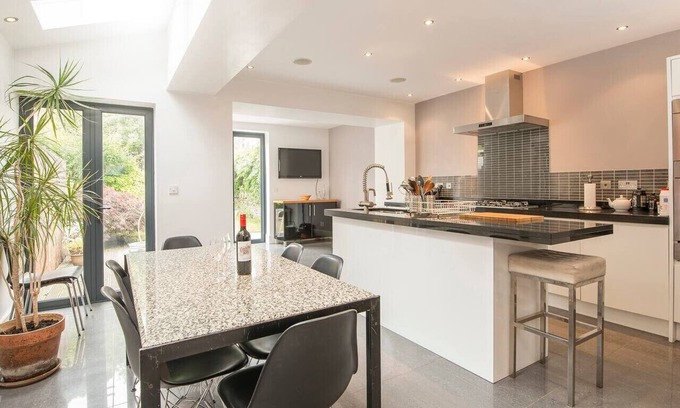 Pontcanna House | Spacious 4 Bedroom Character Home in Pontcanna!