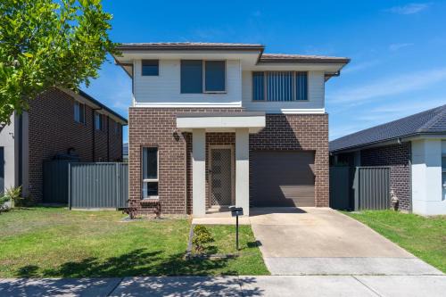 Werrington House | Spacious 4-Bedroom Home Near University & Shops