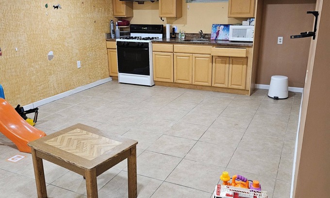 Edison House | Spacious 4-Bedroom Home in Edison Perfect for Your Stay, Direct Train to NYC!