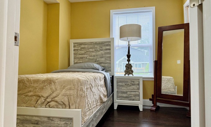 Chicago House | Spacious 4-bedroom house in welcoming Hammond . 10 minutes of horseshoe Casino.