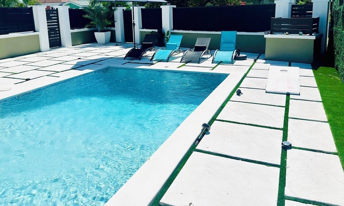 Nassau House | Spacious 4 Bedroom House with AC, Pool, WiFi in Nassau, Bahamas